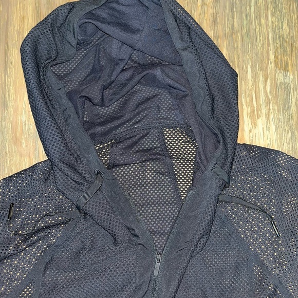 Lululemon Relaxed Fit Mesh Jacket
DESIGNED FOR ON THE MOVE - Picture 10 of 11